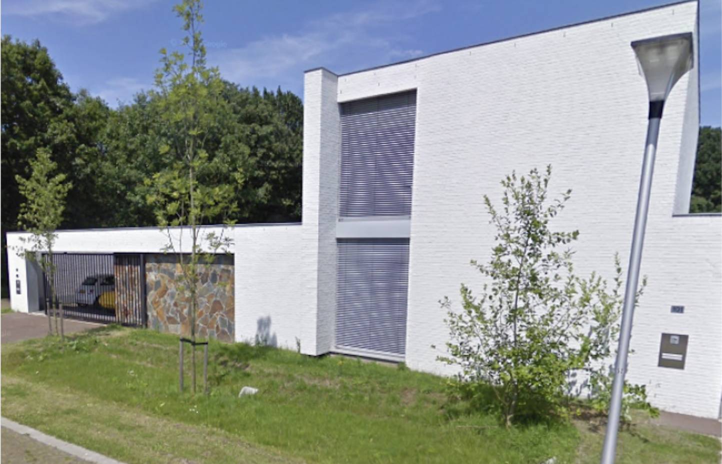De voorgevel van de mooie geschakelde villa